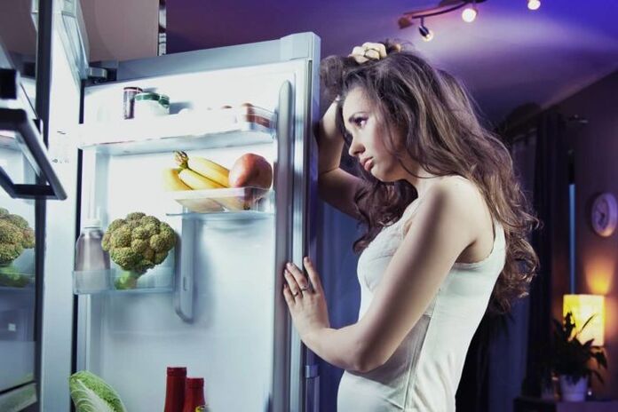 vajzë në frigorifer ndërsa ndiqte dietën e saj të preferuar
