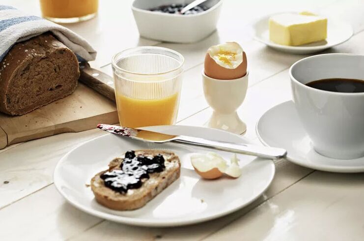 Tost me drithëra integrale, një vezë dhe një filxhan kafe - mëngjes në një menu diete me 1500 kalori